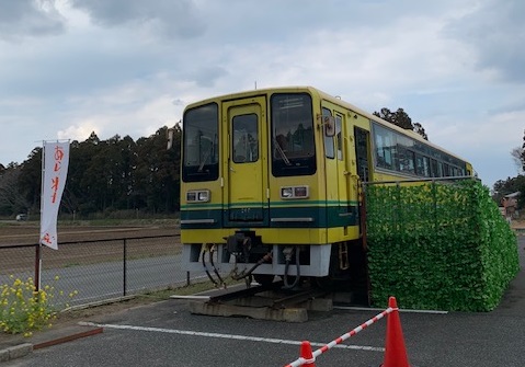 茂原のあられちゃん家店頭に鎮座するいすみ鉄道の車両