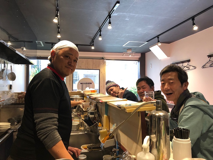下総中山ラーメン店「坦々麺くらもと」店長さんとお客さん
