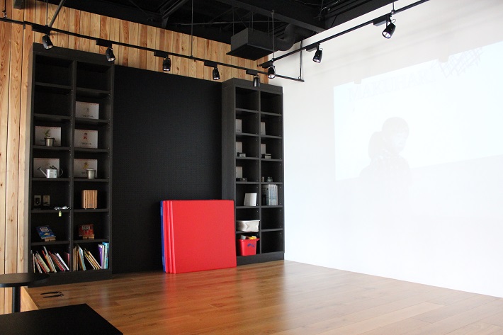 ステージ上に絵本やおもちゃ、ベビーベッドがある「POD SPACE」