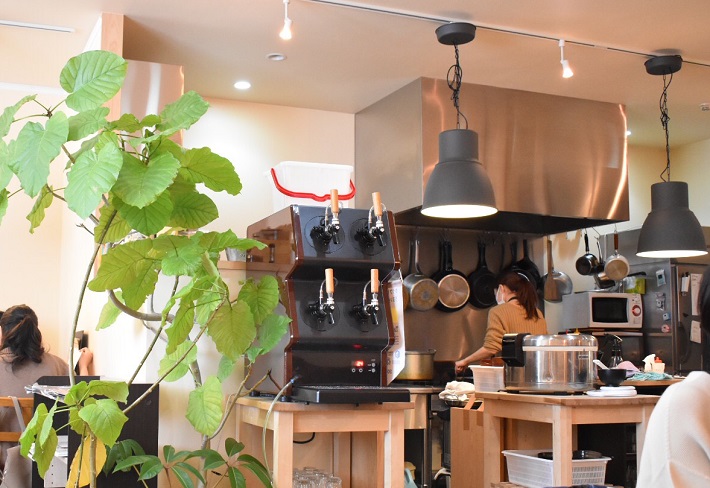 カフェ食堂「hideway」店内