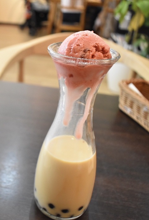 カフェ食堂「hideway」いちごアイスクリームとマンゴーミルクティー