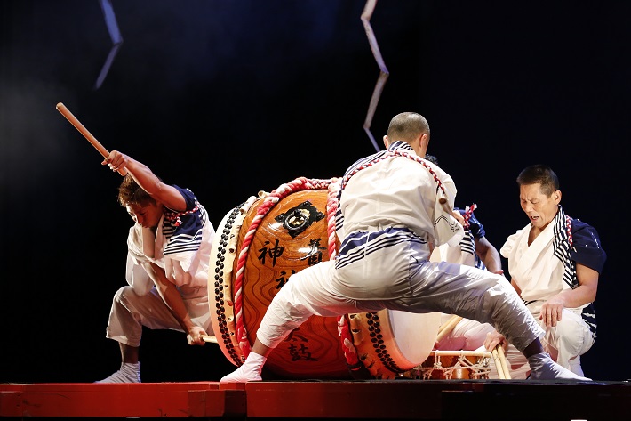 21世紀の森と広場で行われた和太鼓の公演に出演した特別出演の三宅島芸能同志会