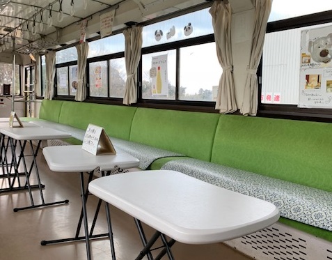 いすみ鉄道の車両内はカフェコーナーになっている