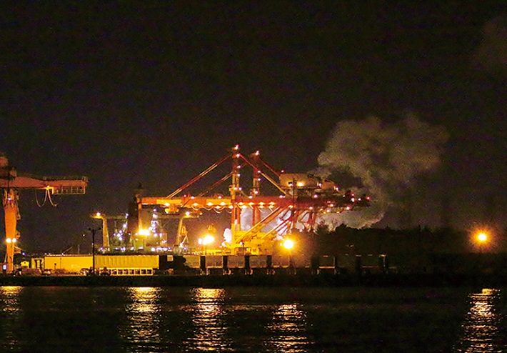 千葉工場夜景クルーズJFEのガントリークレーン
