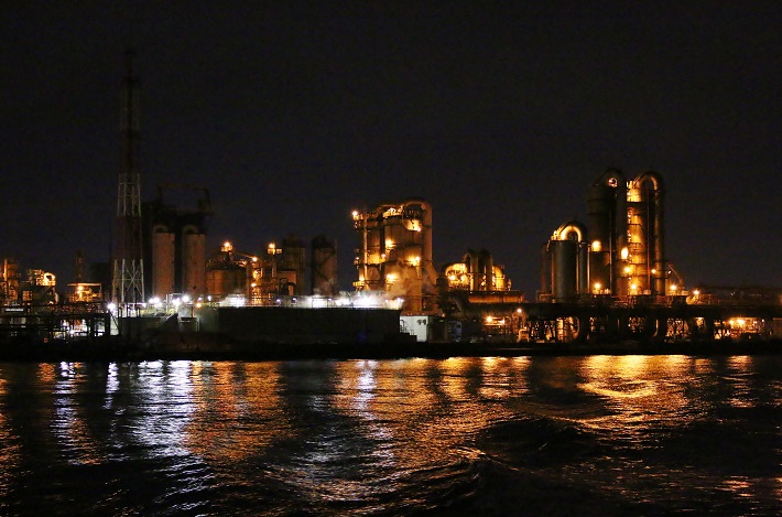 千葉工場夜景クルーズ琥珀色の光から立ち上る白い煙