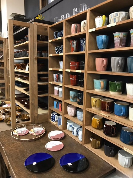 ウツワヤマワ こだわりの食器が並ぶ店内