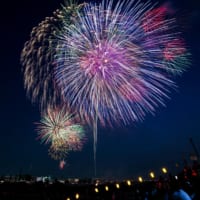 夜空に輝く戸田橋花火大会の打ち上げ花火