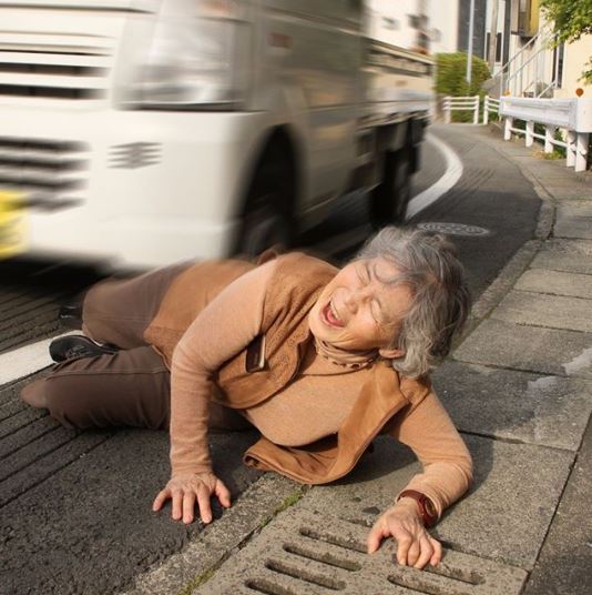 自虐的な自撮りで人気の西本喜美子さん