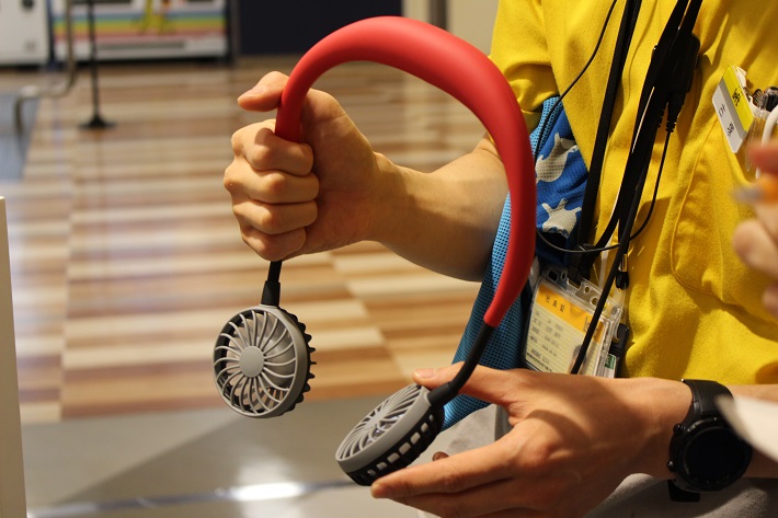 船橋ロフトのひんやりアイテム。ダブルファンハンズフリー扇風機