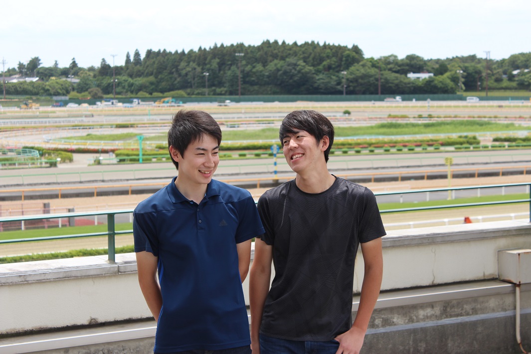 厩務員として競走馬を調教している馬場の前で仕事について語り合うアニベジ卒業生