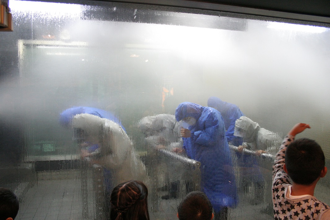 本所防災館暴風雨体験中