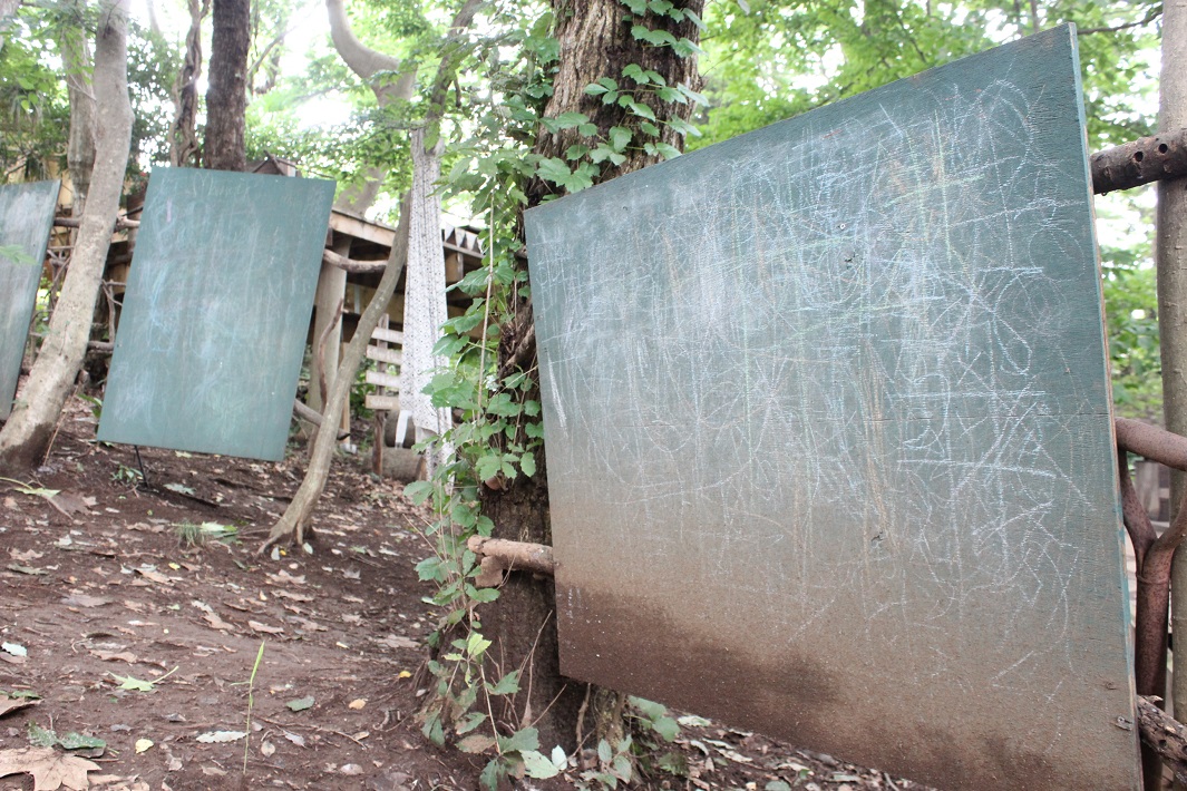 屋外にある大きな黒板、落書き