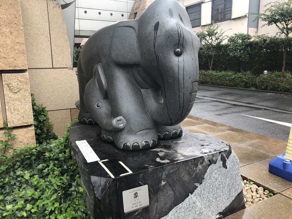 親子象の石像
