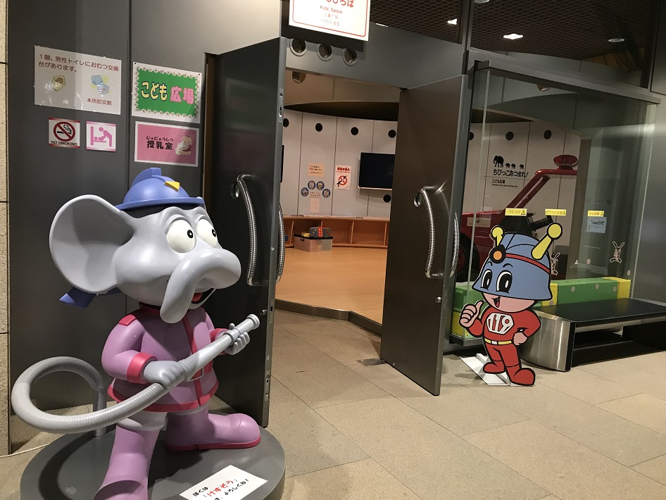 消火ホースを持つ象