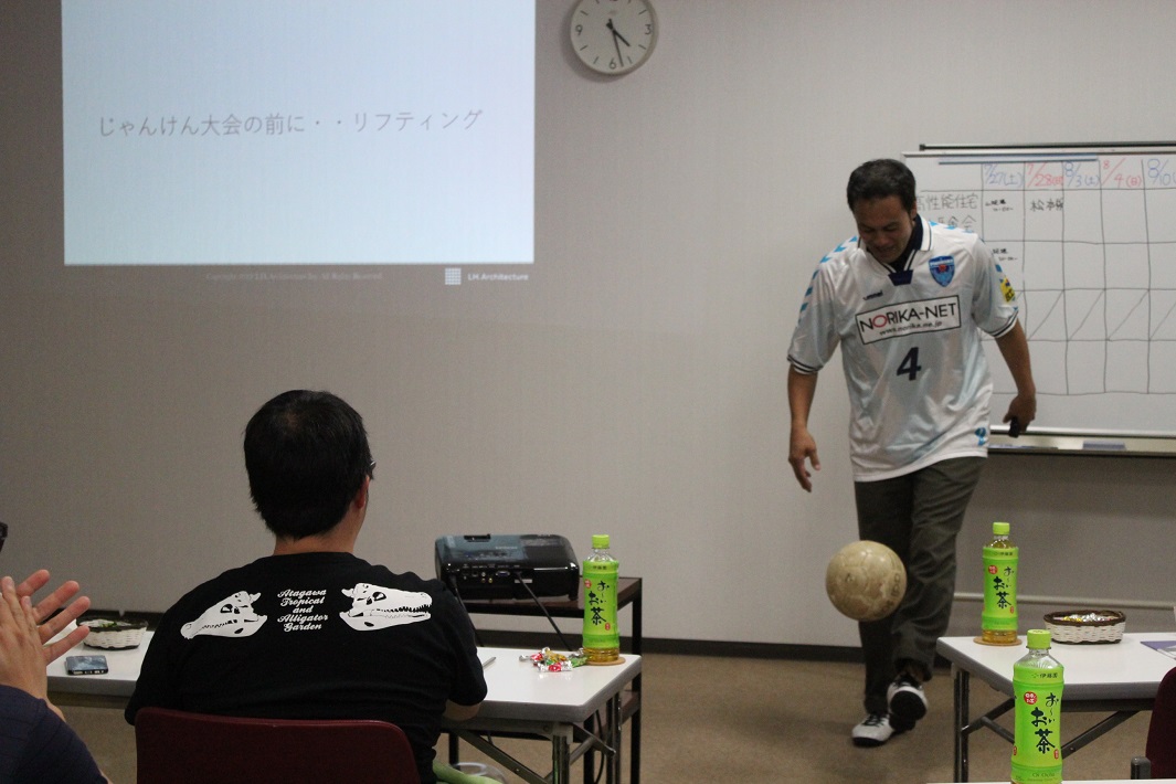 アールプラスハウス成田のスタッフがリフティングを披露した