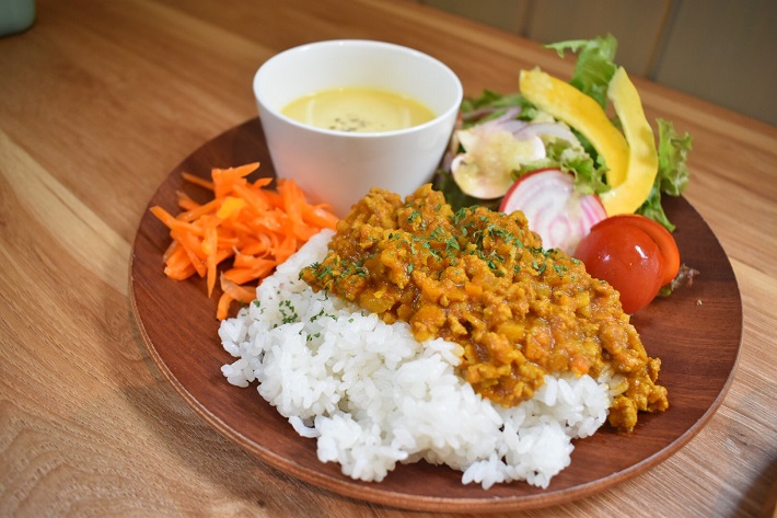 キーマカレーにスープとサラダが付いたちいさな箱カフェの週替わりランチ