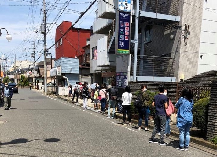 おむすび食堂に並ぶ人々